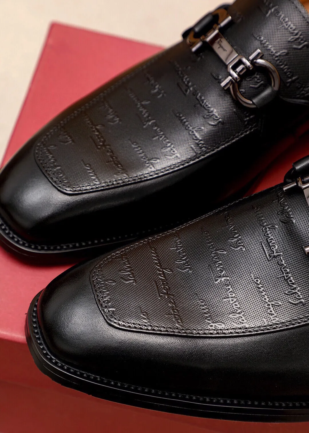 Men's shoes 💰460 💐 Product trademark: Ferragamo "Ferragamo" casual leather shoes Regular size: 38-44 (45.46.47🉑️Customized) Product materials: Selected imported first-layer calfskin embossed upper + luxury hardware buckle, imported water-dyed cow leather lining. Strong three-dimensional visual effect, original outsole color: 2 colors available